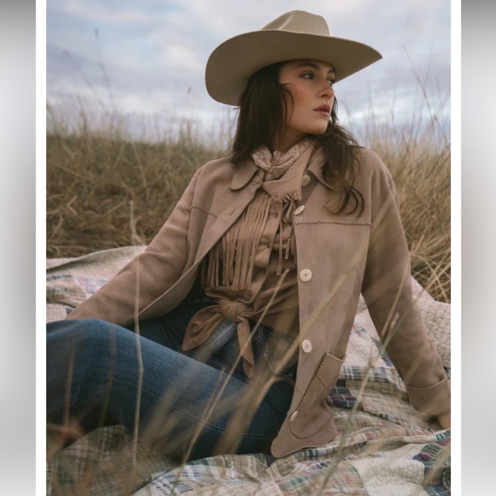 IDYLLWIND Daiseta Suede Shacket Jacket in Solid beige color